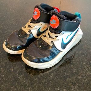 Nike Team Hustle Running Basketball Shoe